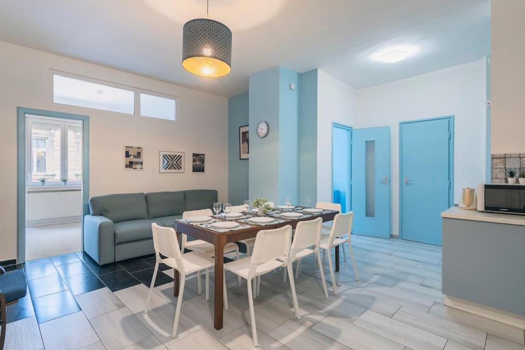Center Apartment, Style, Location, Ac, Balcony