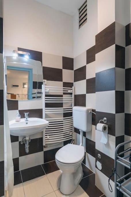 Center Apartment, Style, Location, Ac, Balcony Apartment